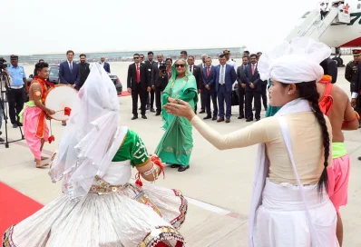 প্রধানমন্ত্রীকে নয়াদিল্লিতে নৃত্য পরিবেশনের মাধ্যমে স্বাগত জানানো হচ্ছে। ছবি: ফোকাস বাংলা