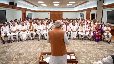 মন্ত্রিসভার শপথ অনুষ্ঠানের আগে এনডিএ নেতাদের সঙ্গে বৈঠক করেন নরেন্দ্র মোদি। নয়াদিল্লি, ০৯ জুন। ছবি: এএনআই