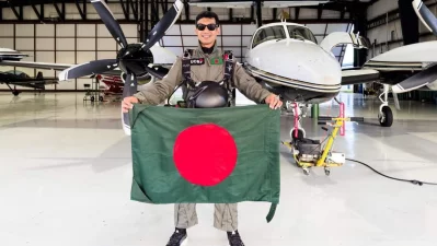 বিমানঘাঁটিতে পতাকা হাতে আশিক চৌধুরী