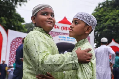ঈদের প্রধান জামাত অংশ নেওয়ার পর মুসল্লিদের শুভেচ্ছা বিনিময় | ছবি: ইত্তেফাক 