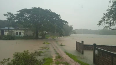  বন্যায় প্লাবিত বাড়িঘর ও রাস্তাঘাট। ছবি: ইত্তেফাক  