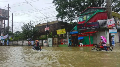 শহরের প্রধান সড়কগুলোও পানিতে প্লাবিত। বন্ধ হয়ে গেছে দোকানপাট। চলাচলে চরম দুর্ভোগে পড়েছেন মানুষ। ছবি: সংগৃহীত