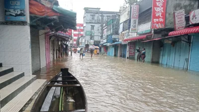রাস্তায় চলাচলের জন্য নৌকা প্রস্তুত করা হয়েছে। ছবি: সংগৃহীত