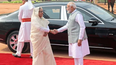 নয়াদিল্লিতে ভারতের রাষ্ট্রপতি ভবনে তৎকালীন প্রধানমন্ত্রী শেখ হাসিনাকে স্বাগত জানান ভারতের প্রধানমন্ত্রী নরেন্দ্র মোদি। ছবি: ফোকাস বাংলা