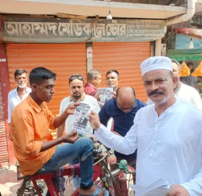 গণসংযোগ করছেন মেয়র প্রার্থী ও আওয়ামী লীগ নেতা দেওয়ান আবুল বাশার বাদশা। ছবি: ইত্তেফাক