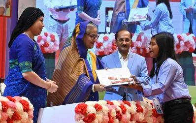 প্রাথমিক শিক্ষা পদক তুলে দেন প্রধানমন্ত্রী শেখ হাসিনা। ছবি: পিওমও