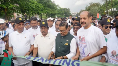 আওয়ামী লীগের ৭৫তম প্রতিষ্ঠাবার্ষিকী উপলক্ষে বাইসাইকেল র&zwj;্যালির উদ্বোধন করেন সড়ক পরিবহন ও সেতুমন্ত্রী ওবায়দুল কাদের। ছবি: ফোকাস বাংলা