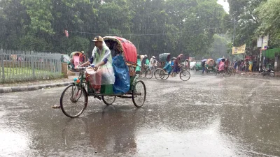 সোমবার ভোর থেকে গুড়িগুড়ি বৃষ্টি হচ্ছে রাজধানীসহ সারা দেশে। ছবি: ফোকাস বাংলা