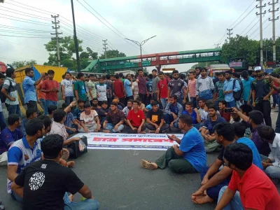 ঢাকা-আরিচা মহাসড়ক অবরোধ করে জাবি শিক্ষার্থীদের বিক্ষোভ। ছবি: ইত্তেফাক
