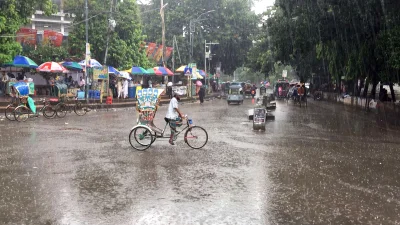 সোমবার ভোর থেকে গুড়িগুড়ি বৃষ্টি হচ্ছে রাজধানীসহ সারা দেশে। ছবি: ফোকাস বাংলা