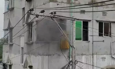 তৃতীয় তলার ফ্ল্যাটে বিকট শব্দে বিস্ফোরণ হয়। এসময় ফ্ল্যাটের জানালার কাঁচ ভেঙে নিচে পড়তে দেখা যায়। ছবি: ভিডিও থেকে নেওয়া