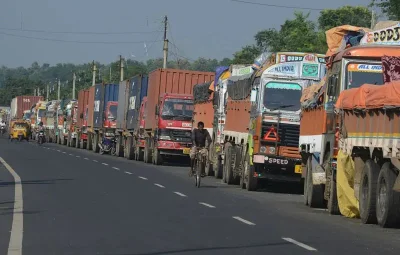 নেপাল-ভারত সীমান্তে পানিট্যাঙ্কিতে অপেক্ষমান ট্রাকের সারি। 