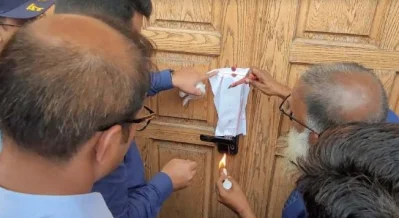 বেনজীরের ডুপ্লেক্স বাড়ির দরজায় সিলগালা দেওয়া হয়। ছবি: তাপস সাহা