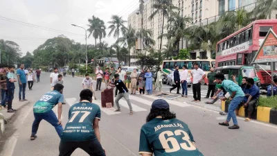 ক্রিকেট খেলে সময় পার করছেন শিক্ষার্থীরা