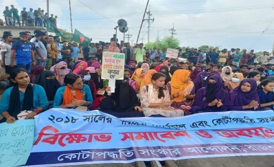 কোটাপদ্ধতি সংস্কারের এক দফা দাবিতে রেলপথ অবরোধ করেছেন রাজশাহী বিশ্ববিদ্যালয়ের শিক্ষার্থীরা