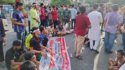 দাবি আদায়ে স্লোগানে দিয়ে সময় পার করছেন শিক্ষার্থীরা
