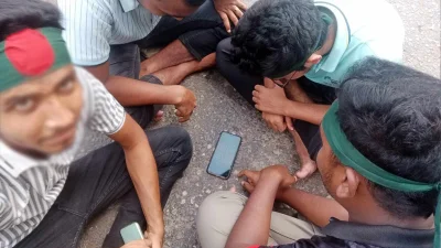 দাবি আদায়ে লুডু খেলে সময় পার করছেন শিক্ষার্থীরা