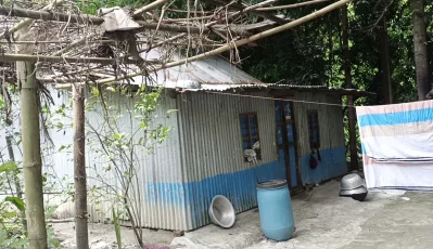 প্রশ্নফাঁসে গ্রেপ্তার আবেদ আলীর ছোট ভাই সাবেদ আলীর ভাঙ্গা বাড়ি। ছবি: ইত্তেফাক