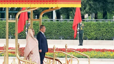 গ্রেট হল অব দ্য পিপলে প্রধানমন্ত্রী শেখ হাসিনাকে লাল গালিচা সংবর্ধনা দেওয়া হয়। সঙ্গে চীনের প্রধানমন্ত্রী লি কিয়াং। ছবি: ফোকাস বাংলা