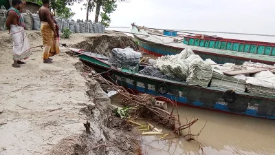 ভাঙছে পাড়। ছবি: ইত্তেফাক