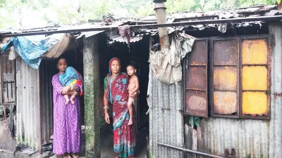 ২২ ধরে সংস্কার না করায় দুর্ভোগে পড়েছেন আবাসনের বাসিন্দারা। ছবি: ইত্তেফাক