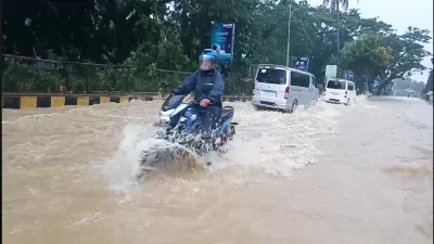 পানিতে তলিয়েছে শহরের  প্রধান সড়কসহ বিভিন্ন এলাকা। ছবি: ইত্তেফাক