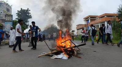 টায়ার জ্বালিয়ে বিক্ষোভ করেন শিক্ষার্থীরা