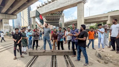 তেজগাঁও রেললাইন অবরোধ করেছে কোট আন্দোলনকারী শিক্ষার্থীরা। ছবি: আব্দুল গনি
