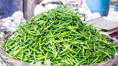 ছবিটি শুক্রবার রাজধানীর মোহাম্মদপুর কাঁচাবাজার থেকে তোলা। ছবি: ফোকাস বাংলা 