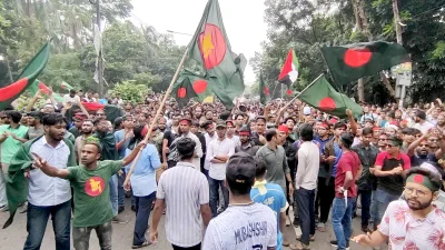 বঙ্গভবনের সামনে মিছিল নিয়ে জড়ো হয়েছে কোটা সংস্কার নিয়ে আন্দোলনরত শিক্ষার্থীরা। ছবি: তানভীর আহাম্মদ