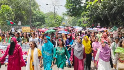 বঙ্গভবনের সামনে মিছিল নিয়ে জড়ো হয়েছে কোটা সংস্কার নিয়ে আন্দোলনরত শিক্ষার্থীরা। ছবি: তানভীর আহাম্মদ