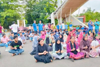 হামলার প্রতিবাদে বিক্ষোভ করেন শিক্ষার্থীরা। ছবি: সাগর শুভ্র