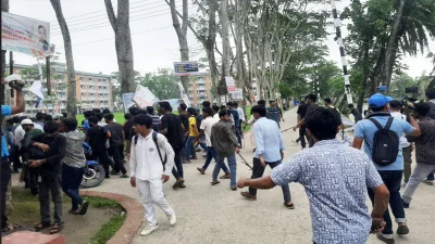  আন্দোলনরত শিক্ষার্থীদের সঙ্গে ছাত্রলীগ নেতাকর্মীদের পাল্টাপাল্টি ধাওয়া হয়। ছবি: ইত্তেফাক