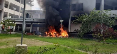 ছাত্রলীগের নেতাকর্মীদের মোটরসাইকেলে আগুন দিলো কোটা আন্দোলকারীরা