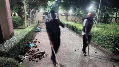 জাহাঙ্গীরনগর বিশ্ববিদ্যালয়ে (জাবি) ভিসির বাসায় হামলা চালাচ্ছে ছাত্রলীগ ছবি: সংগৃহীত