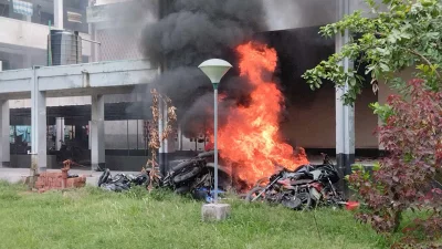ছাত্রলীগের নেতাকর্মীদের মোটরসাইকেলে আগুন দিলো কোটা আন্দোলকারীরা