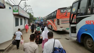 দীর্ঘ যানজটের কারণে হেঁটে যাচ্ছেন যাত্রীরা। ছবি: সংগৃহীত