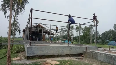 গাইবান্ধার একটি বিদ্যালয়ের অবকাঠামো নদীগর্ভে যাওয়ার আগে অপসারণ করা হচ্ছে | ছবি: সংগৃহীত 