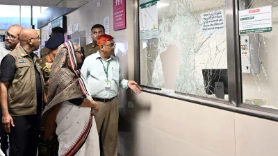 ক্ষতিগ্রস্ত মিরপুর-১০ মেট্রোরেল স্টেশন পরিদর্শন করেন প্রধানমন্ত্রী শেখ হাসিনা। ছবি: পিএমও