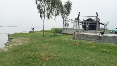 একটি বিদ্যালয়ের অবকাঠামো অপসারণ করা হচ্ছে | ছবি: সংগৃহীত 