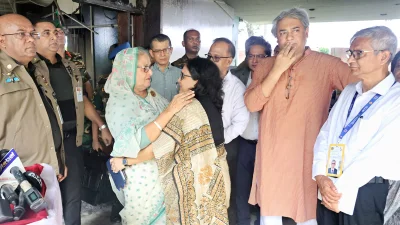 প্রধানমন্ত্রী শেখ হাসিনা ক্ষতিগ্রস্ত বিটিভি ভবন পরিদর্শনে এসে কর্মকর্তা-কর্মচারীদের সঙ্গে কথা বলেন। ছবি: ফোকাস বাংলা