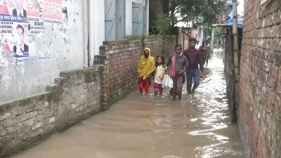 এভাবেই প্রতিদিন রাস্তাঘাট পানির নিচে থাকে। ছবি: ইত্তেফাক