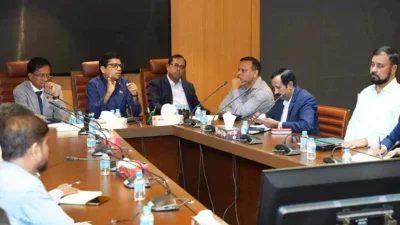রাজধানীর বিটিআরসি ভবনে রোববার বিভিন্ন মোবাইল অপারেটর, অ্যাসোসিয়েশন অব মোবাইল টেলিফোন অপারেটর বাংলাদেশ এবং মোবাইল ফ্রিনান্সিয়াল সার্ভিসের সঙ্গে বৈঠক করছেন প্রতিমন্ত্রী পলক। ছবি: সংগৃহীত