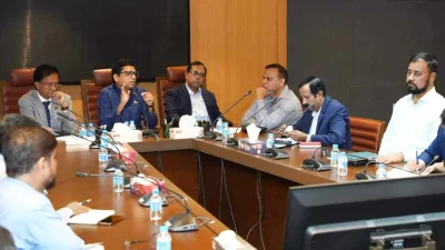 রাজধানীর বিটিআরসি ভবনে রোববার বিভিন্ন মোবাইল অপারেটর, অ্যাসোসিয়েশন অব মোবাইল টেলিফোন অপারেটর বাংলাদেশ এবং মোবাইল ফ্রিনান্সিয়াল সার্ভিসের সঙ্গে বৈঠক করছেন প্রতিমন্ত্রী পলক। ছবি: সংগৃহীত