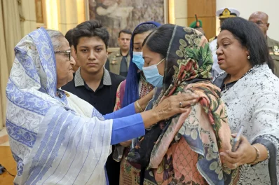 গণভবনে প্রধানমন্ত্রীর সঙ্গে দেখা করেন নিহতদের পরিবারের সদস্যরা। ছবি: ফোকাস বাংলা