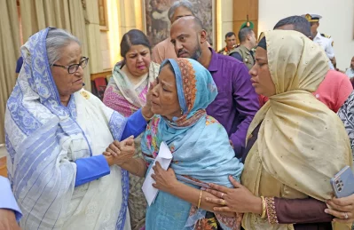 গণভবনে প্রধানমন্ত্রীর সঙ্গে দেখা করেন নিহতদের পরিবারের সদস্যরা। ছবি: ফোকাস বাংলা