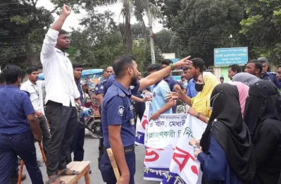 শিক্ষার্থীরা মিছিল বের করলে বাধা দেয় পুলিশ | ছবি: সংগৃহীত