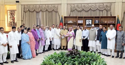 ১৪ দলের নেতাদের সঙ্গে আওয়ামী লীগ সভাপতি ও প্রধানমন্ত্রী শেখ হাসিনা। ফাইল ছবি
