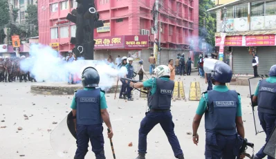 সাতরাস্তা মোড়ে টিয়ারশেল ছুড়ছে পুলিশ | ছবি: ইত্তেফাক 