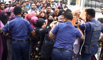 পুলিশের সঙ্গে শিক্ষার্থীদের ধাওয়া-পাল্টা ধাওয়া হয় | ছবি: ইত্তেফাক